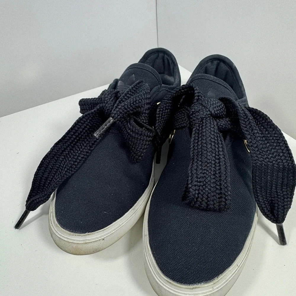 adidas Sleek Low Sneaker Womens Size 7 Black‎ Ribbon Bow Gold Badge FV0741
